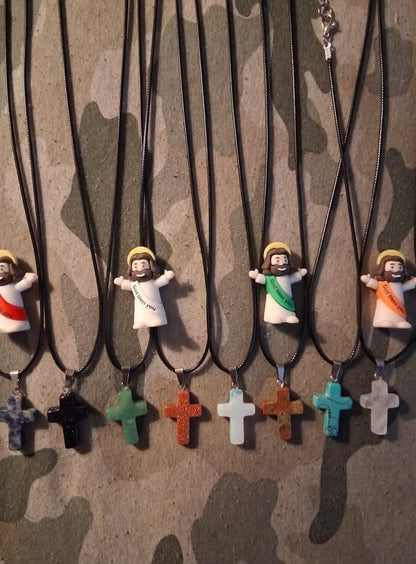 Piedra en forma de cruz Cuarzo. Incluye collar negro.