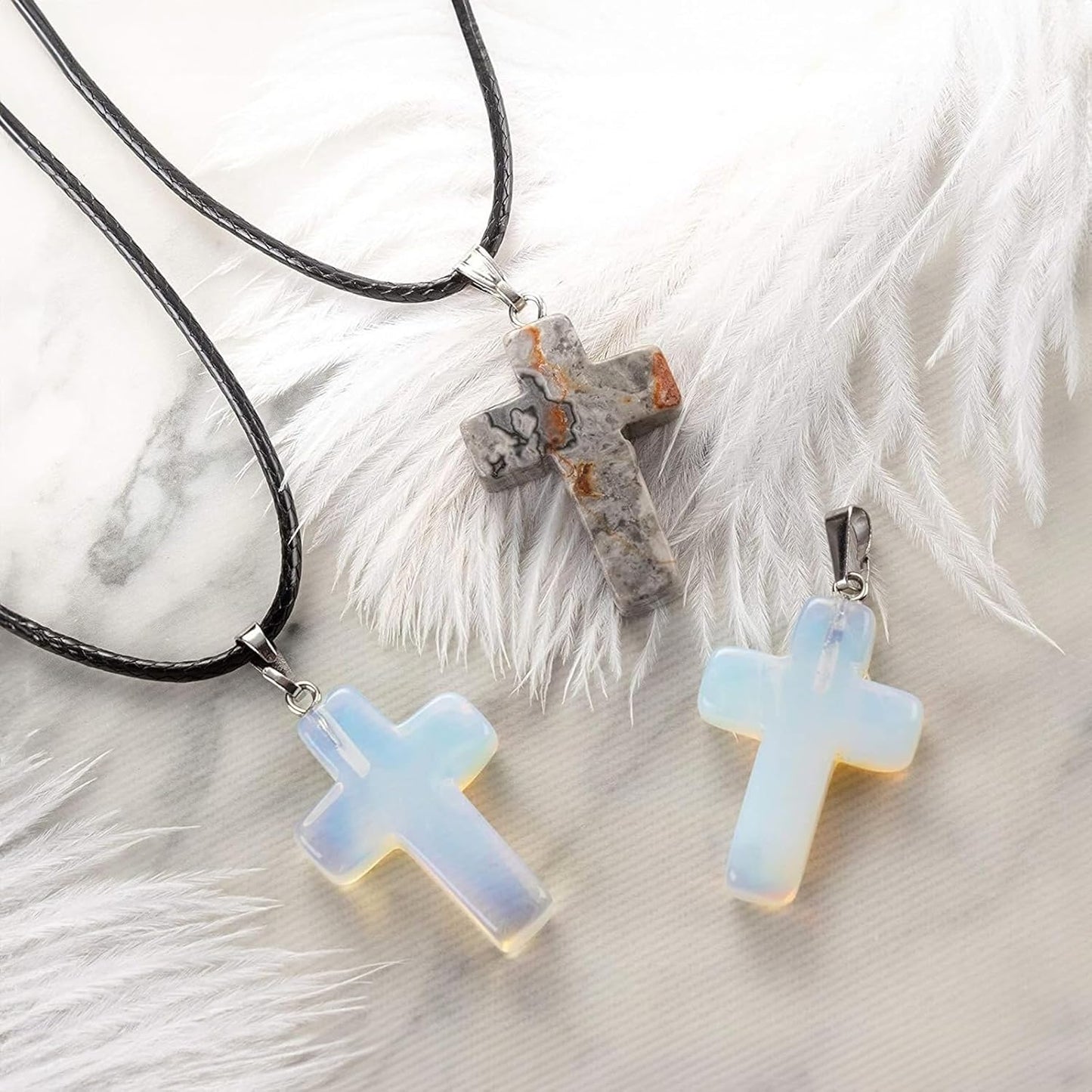 Piedra en forma de cruz Cuarzo. Incluye collar negro.