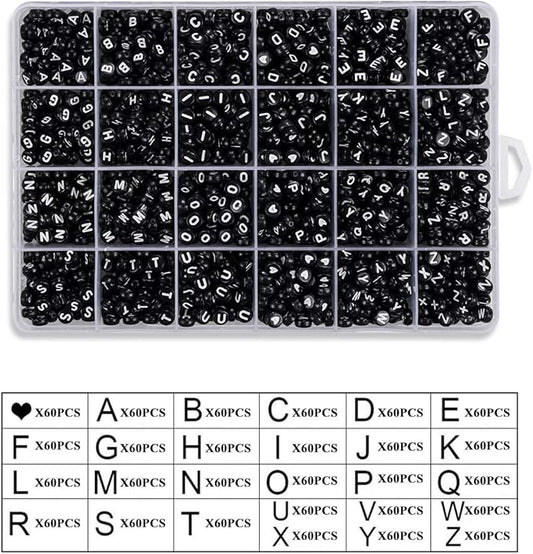 Cajita con 1500 piexas cuentas alfabeto color negro