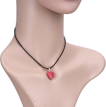 Piedra en forma de corazón Cuarzo. Incluye collar negro.