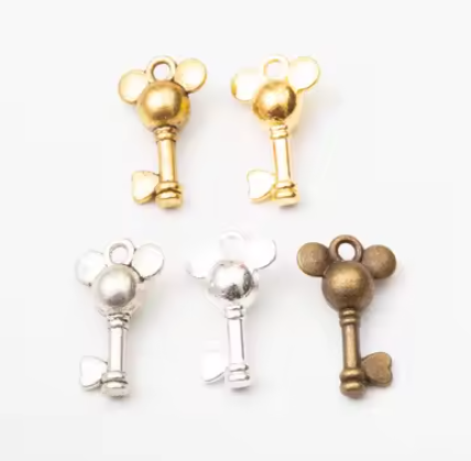 Paquete 30 dijes llave orejitas vintage