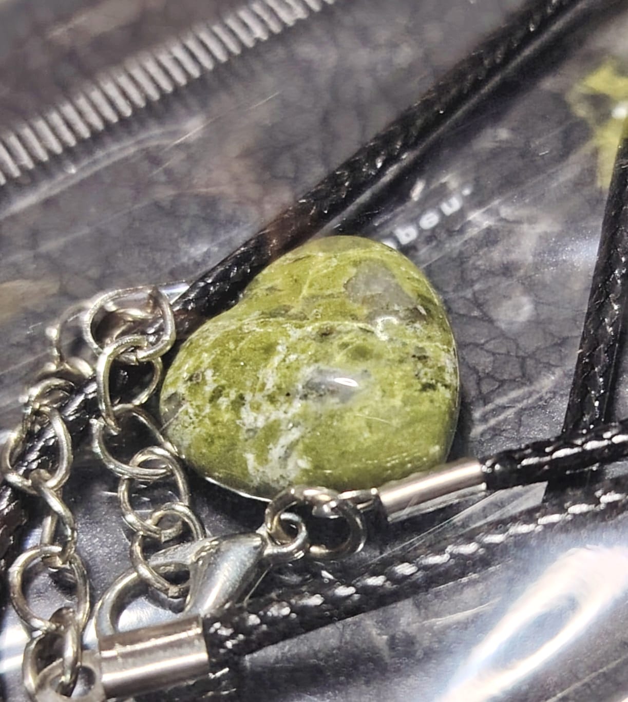 Piedra en forma de corazón Cuarzo. Incluye collar negro.