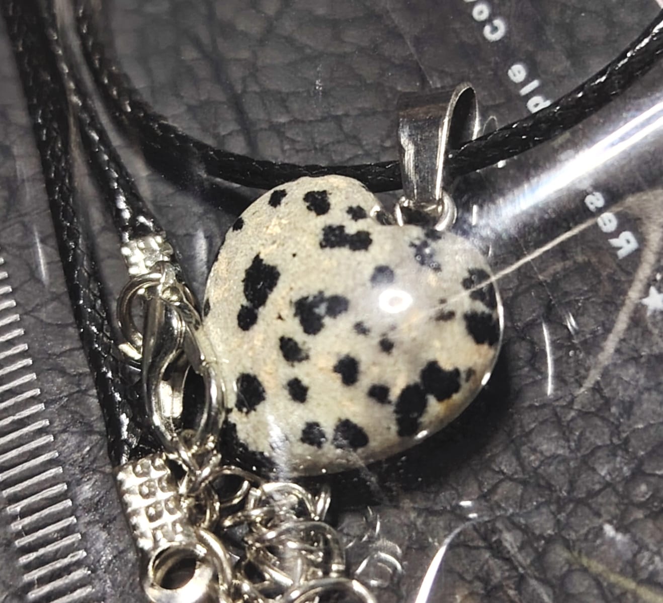 Piedra en forma de corazón Cuarzo. Incluye collar negro.