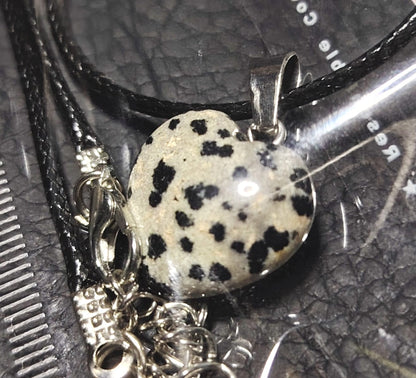 Piedra en forma de corazón Cuarzo. Incluye collar negro.