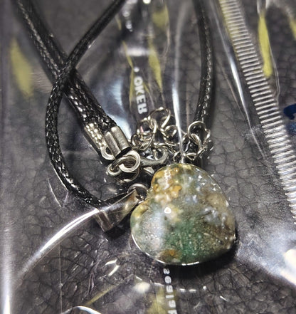 Piedra en forma de corazón Cuarzo. Incluye collar negro.