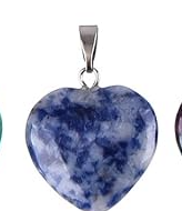 Piedra en forma de corazón Cuarzo. Incluye collar negro.