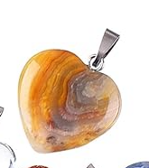 Piedra en forma de corazón Cuarzo. Incluye collar negro.