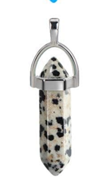 Piedra en forma de bala Cuarzo. Incluye collar negro.