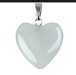 Piedra en forma de corazón Cuarzo. Incluye collar negro.