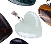 Piedra en forma de corazón Cuarzo. Incluye collar negro.