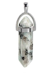 Piedra en forma de bala Cuarzo. Incluye collar negro.